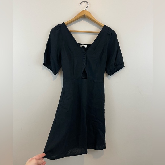 Abercrombie & Fitch Dresses & Skirts - Abercrombie & Fitch XXS black mini dress with keyhole detail and smocked back